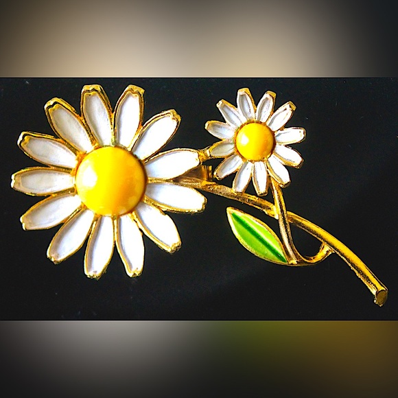 WEISS DAISY BROACH VINTAGE ALBERT WEISS WHITE YELLOW GOLD 3 INCH BY 2 INCH - Picture 2 of 6